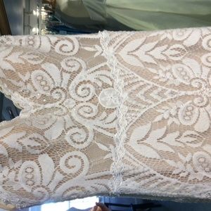 Chic nostalgia wedding gown Bil, size 6, ivory and sand color.